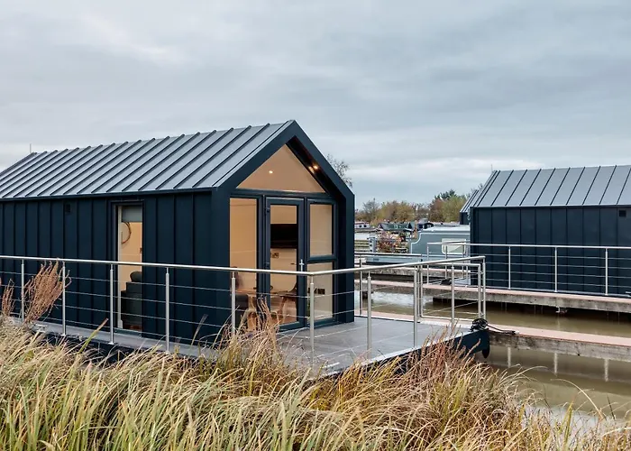 Tattenhall Marina Floating Pods