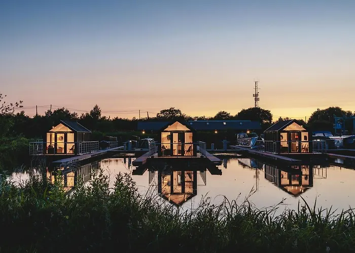 Tattenhall Marina Floating Pods