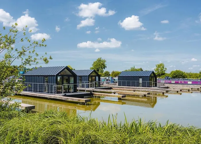 Tattenhall Marina Floating Pods