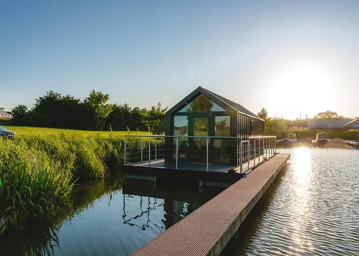 Tattenhall Marina Floating Pods