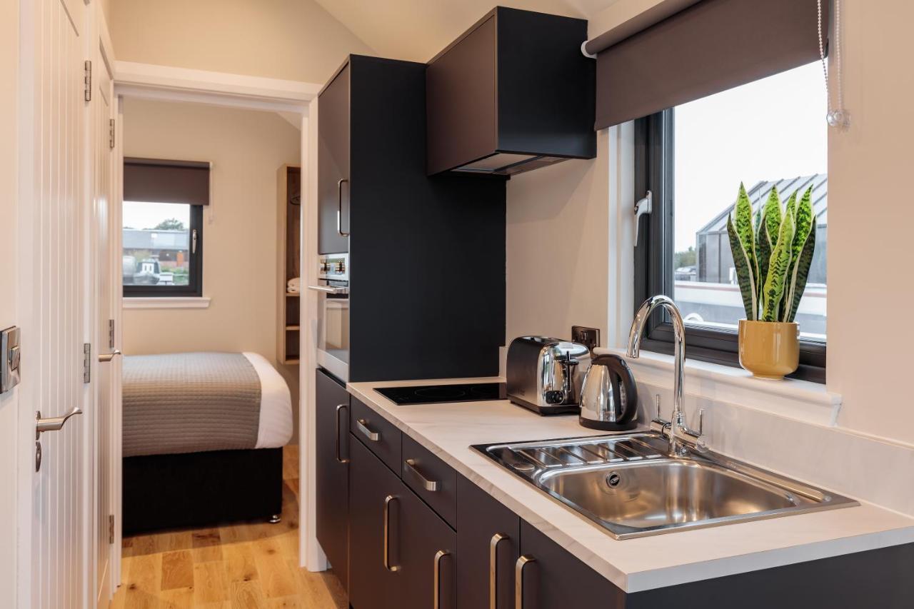 Tattenhall Marina Floating Pods Apartment *