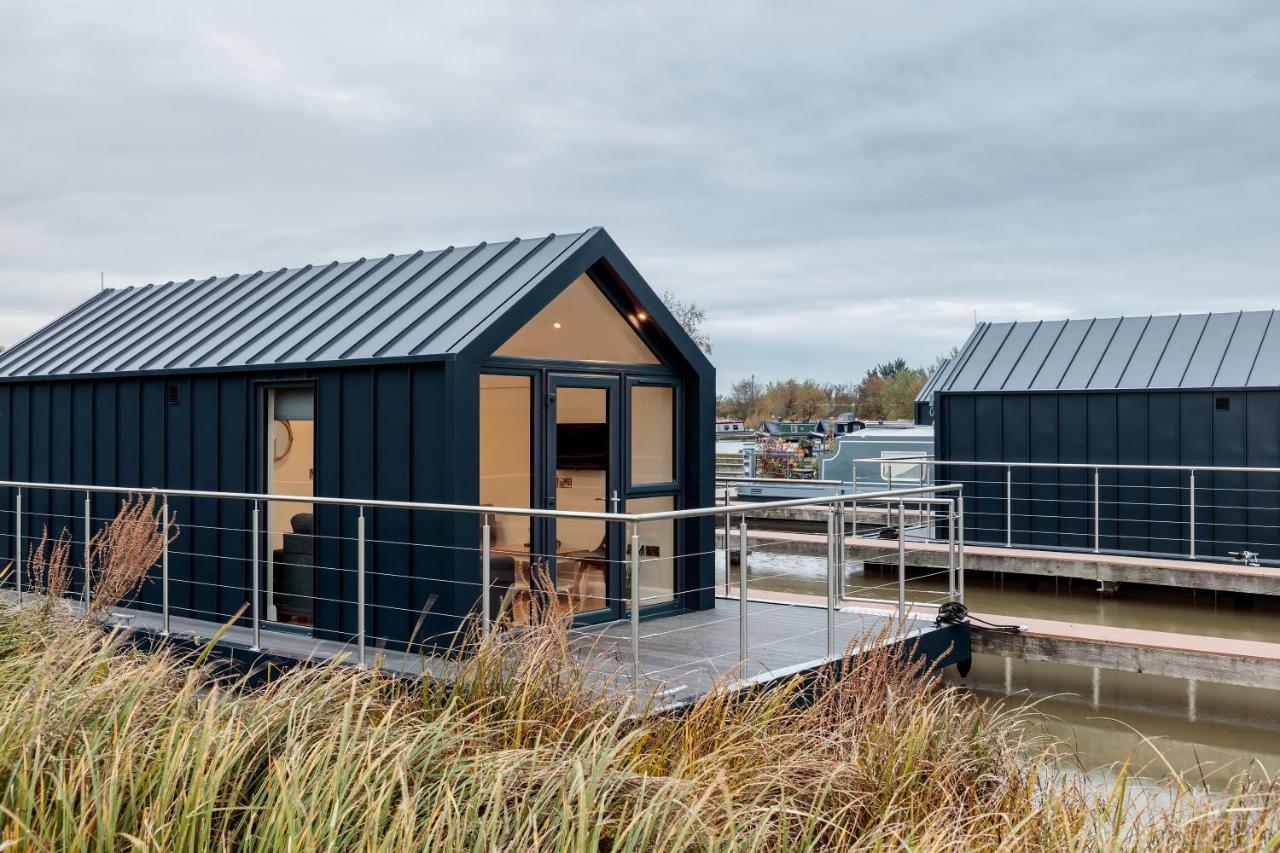 Tattenhall Marina Floating Pods Apartment *