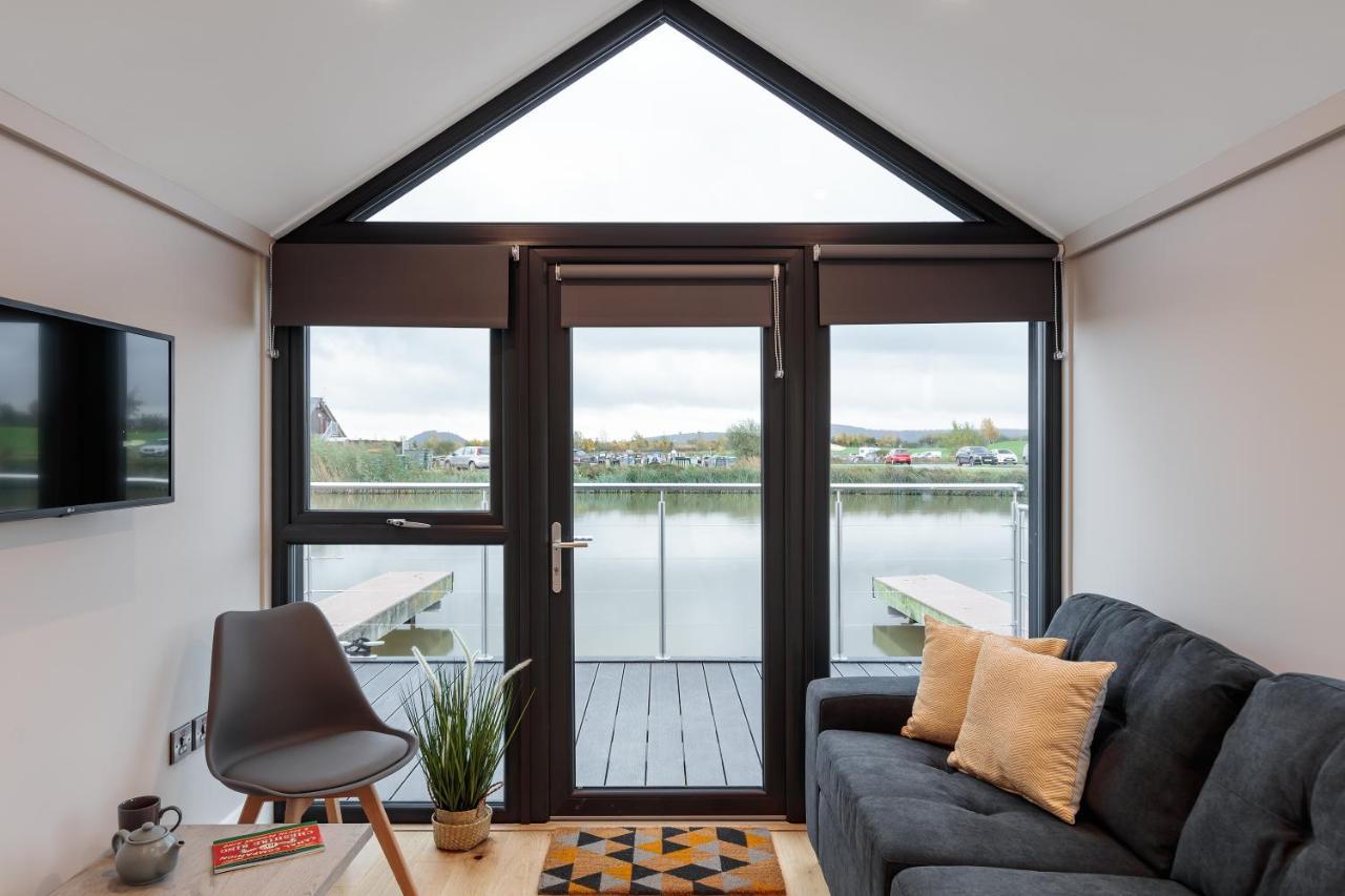 Tattenhall Marina Floating Pods Apartment *