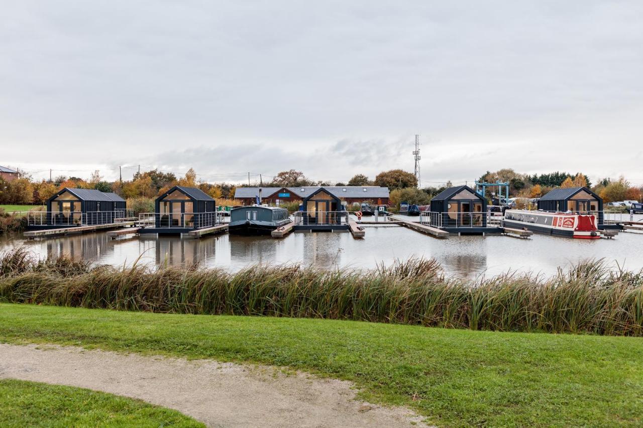Tattenhall Marina Floating Pods