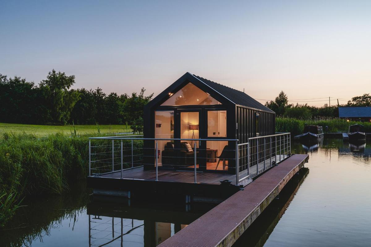 Tattenhall Marina Floating Pods