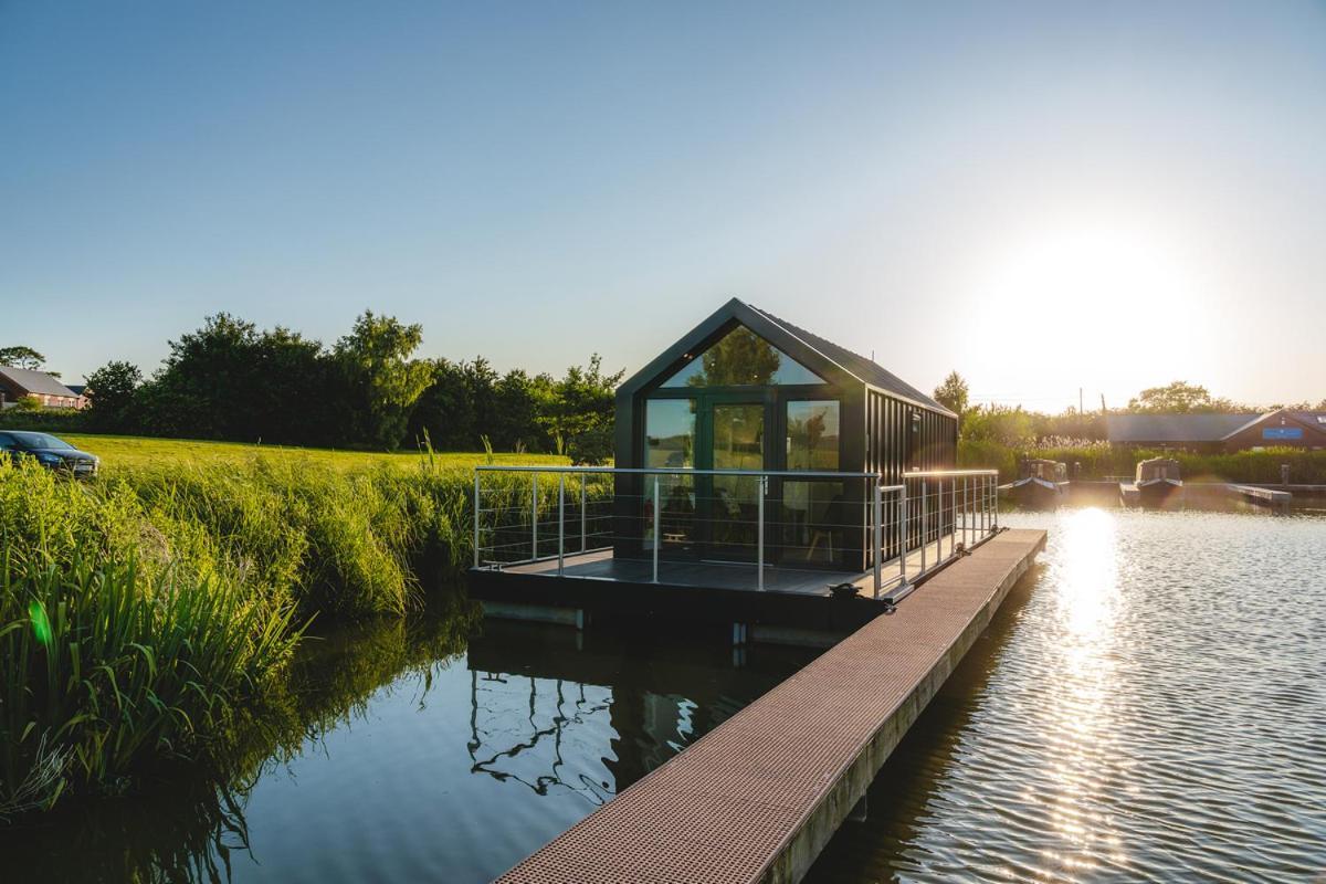 Tattenhall Marina Floating Pods Apartment *
